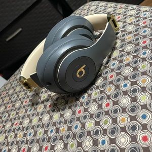 Shadow gray/metallic gold Beats studio 3 Wireless headphones